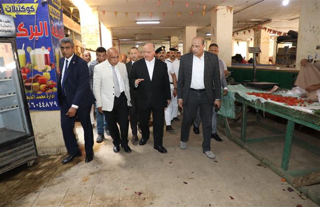 محافظ القاهرة يتابع التزام التجار بتخفيض أسعار السلع الأساسية| صور 