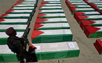 الفلسطينيون يدفنون شهداءهم في مقابر جماعية بغزة جراء تكدس الجثامين في المستشفيات