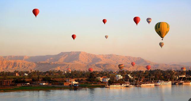 1250 سائحًا من مختلف الجنسيات يستمتعون برحلات البالون الطائر فى الأقصر
