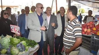 محافظ بني سويف يطمئن على توافر السلع المخفضة بالمعرض الدائم