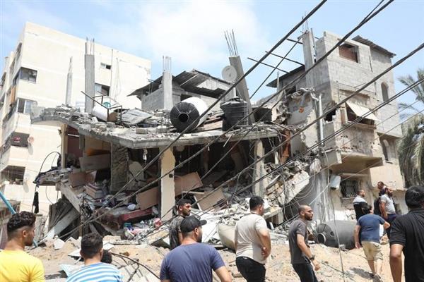 استشهاد أسرة فلسطينية كاملة في قصف إسرائيلي لمنزلها بمخيم "جباليا" شمال قطاع غزة