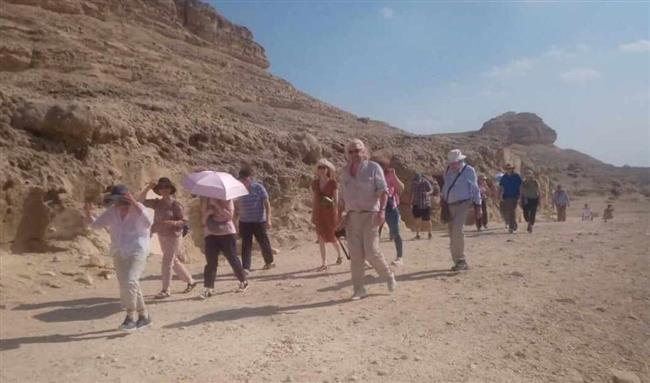 وفد سياحي من إنجلترا وألمانيا يزور آثار 3 مناطق في المنيا