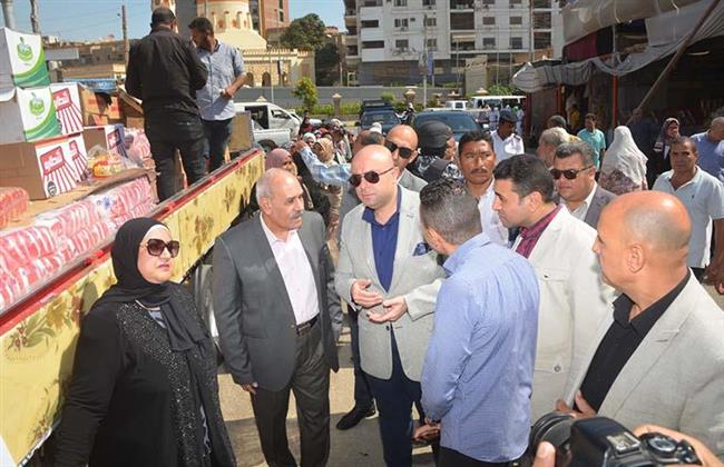 محافظ بني سويف يتابع العمل بمنافذ البيع المتنقلة ضمن مبادرة "تخفيض أسعار السلع"