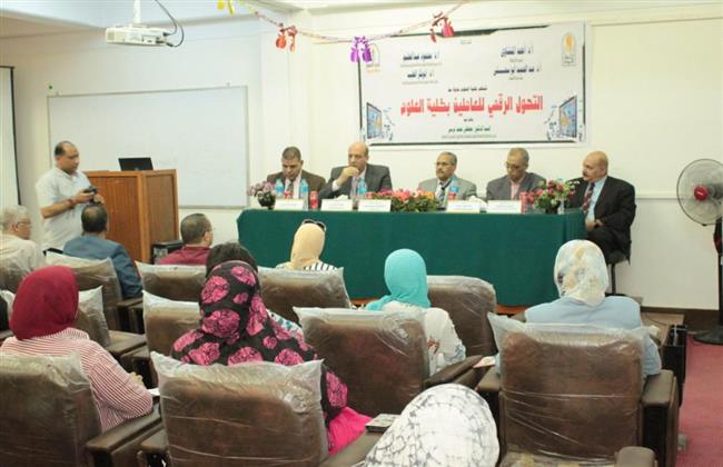 "علوم أسيوط" تنظم ندوة تعريفية حول التحول الرقمي للعاملين بإداراتها المختلفة