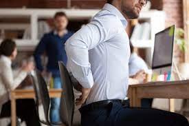 آلام الظهر لدى الموظفين .. 3 تمارين سهلة للعلاج