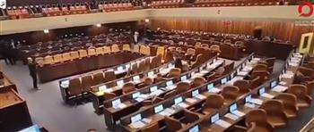 "القاهرة الإخبارية" تبث مشاهد تظهر إخلاء الكنيست بعد دوي انفجارات وتفعيل صفارات الإنذار