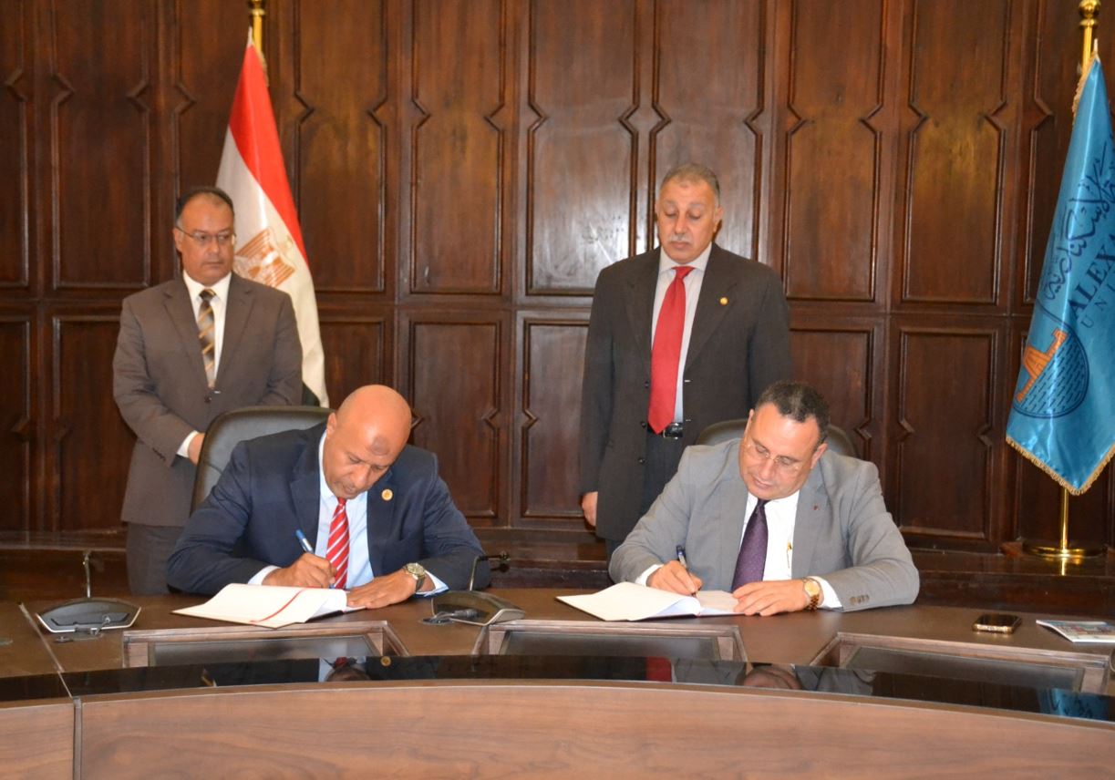 رئيس جامعة الإسكندرية وأمين عام صندوق تطوير التعليم يوقعان برتوكول تعاون