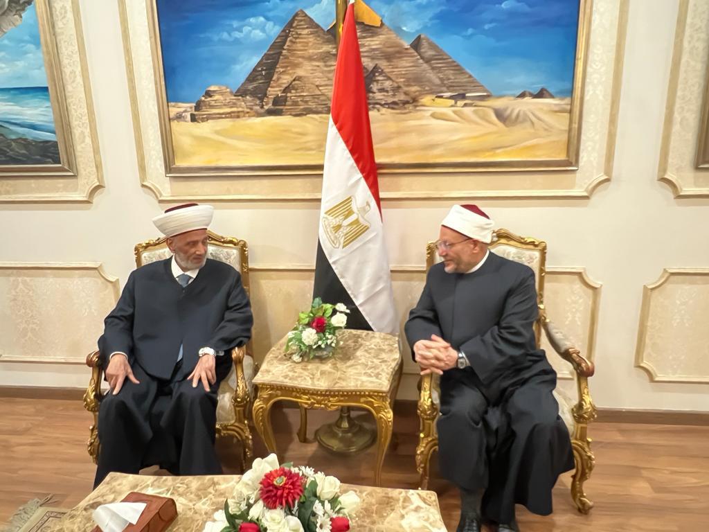 مفتي الجمهورية يستقبل الشيخ عبداللطيف دريان بمطار القاهرة الدولي