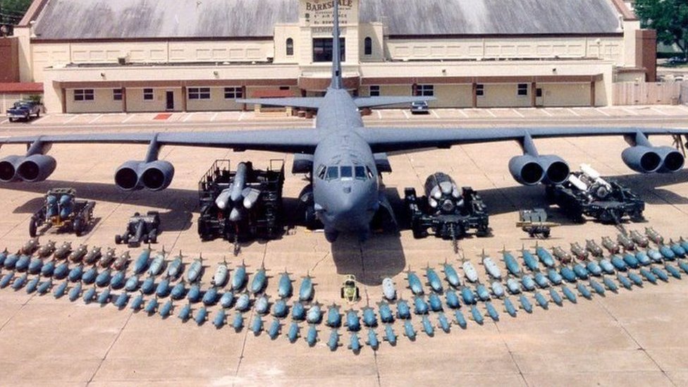وصول القاذفة الاستراتيجية الأمريكية "B-52" إلى القاعدة الجوية الكورية الجنوبية للمرة الأولى