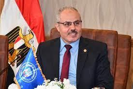 رئيس جامعة القناة يهنئ فريق المسرح الحاصل على المركز الأول بمهرجان مراكز الفنون