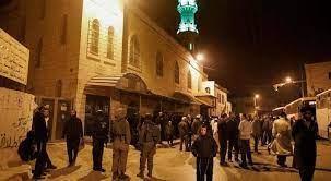 الاحتلال يصيب فلسطينيين بالرصاص الحي ويعتقل عمالا من غزة
