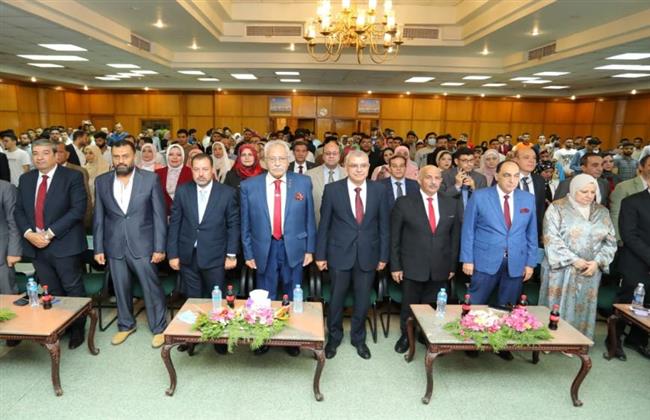 رئيس جامعة بنها يفتتح معرض للمشروعات الطلابية 
