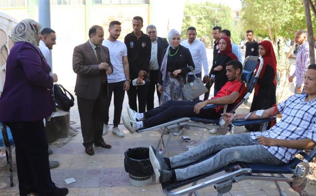 رئيس جامعة جنوب الوادي يتفقد حملة التبرع بالدم لدعم الأشقاء في فلسطين 