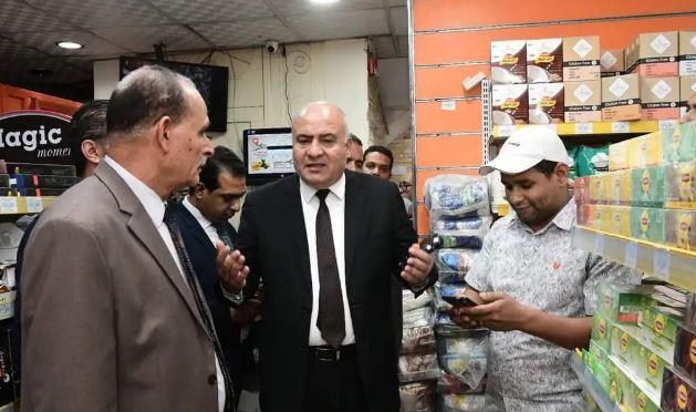 للاطمئنان علي تخفيض الأسعار .. محافظ قنا يفاجئ عدد من السلاسل التجارية