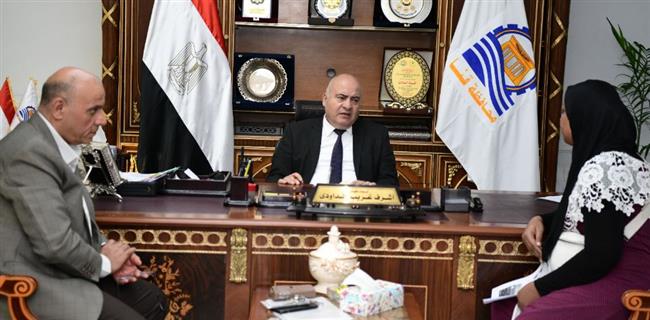 محافظ قنا يستأنف استقبال المواطنين بمكتبه لبحث شكواهم