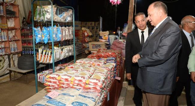 محافظ أسيوط يتفقد معرض بيع السلع الغذائية بأسعار مخفضة بمركز صدفا 