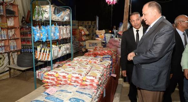محافظ أسيوط يتفقد معرض بيع السلع الغذائية بأسعار مخفضة بمركز صدفا