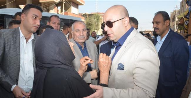 محافظ بني سويف يتفقد منافذ البيع المتنقلة 