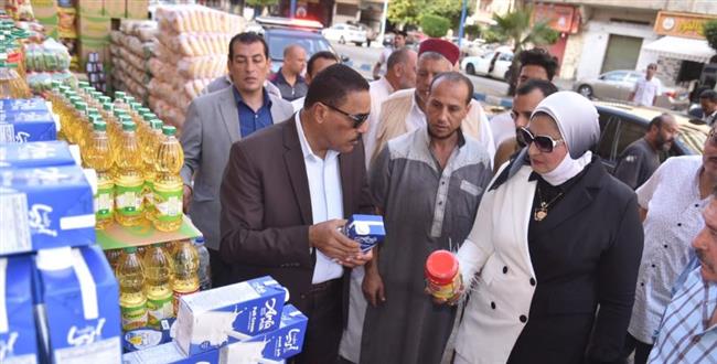 شعيب يتفقد المنافذ والمحلات والسلاسل التجارية المشاركة بمبادرة تخفيض الأسعار  بمرسى مطروح 