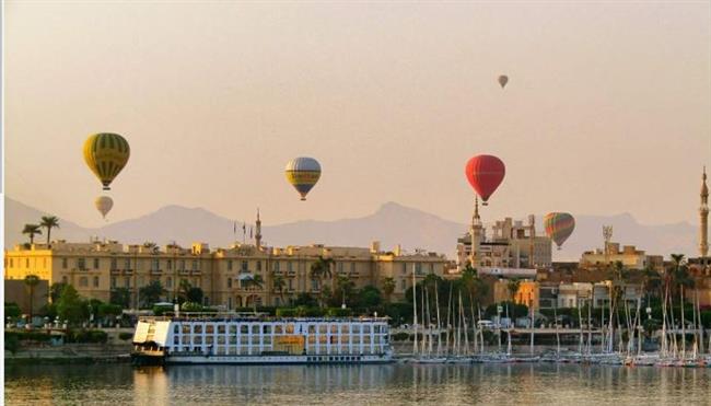 50 بالون طائر يقل 1320 سائحًا بسماء الأقصر