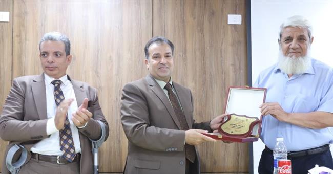 كلية العلوم تكرم رئيس جامعة جنوب الوادي 