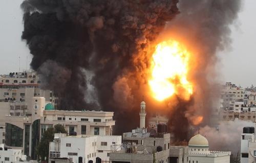 يحتمي فيها مئات النازحين.. الاحتلال الإسرائيلي يقصف كنيسة الروم بغزة