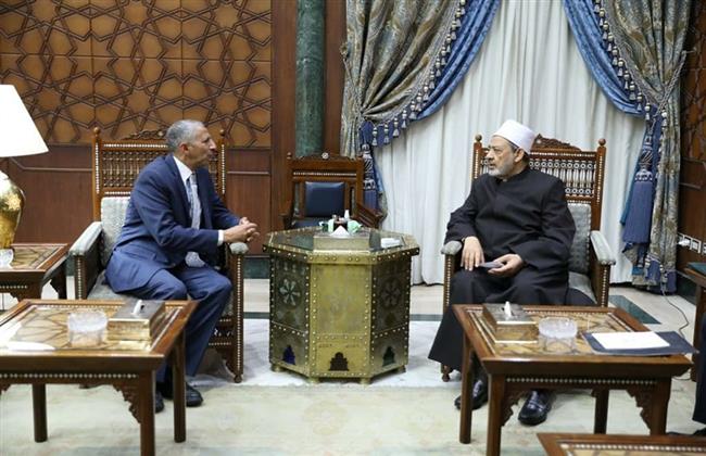 شيخ الأزهر يستقبل سفير مصر لدى الفاتيكان ويبعث رسالة إلى البابا فرنسيس