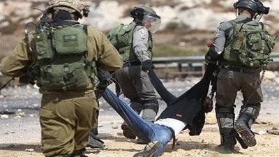 إسرائيل تقتل 12 شخصًا في مداهمة وضربة جوية بالضفة الغربية