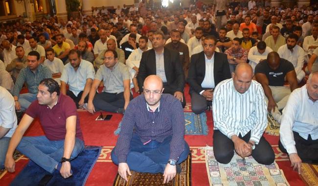 بحضور محافظ بني سويف.. خطيب مسجد الرضا في صلاة الجمعة: الابتلاء والمحن من حكمة الله