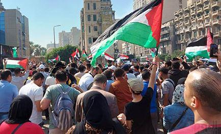 ميدان سيدى جابر بالإسكندرية يشتعل بهتافات "فلسطين قضية أمة.. لالا للتهجير"