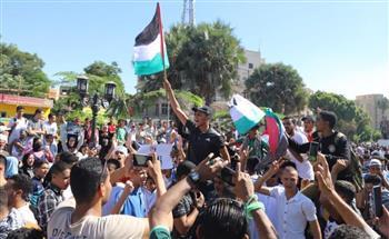 بالصور.. مسيرة لجامعة جنوب الوادي لدعم الشعب الفلسطيني وتأييد قرارات الرئيس السيسي