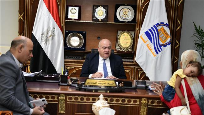 محافظ قنا يستقبل المواطنين بمكتبه لبحث شكواهم