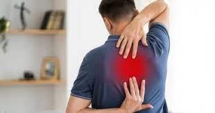 علاج آلام الظهر المزمنة.. ما هو العمر المناسب لإجراء عملية الغضروف بالميكروسكوب؟ 