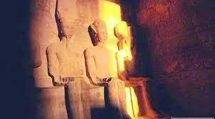   الشمس تتعامد على تمثال رمسيس الثانى بمعبد أبي سمبل جنوب أسوان