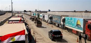   «القاهرة الإخبارية»: 17 شاحنة مساعدات جاهزة لدخول قطاع غزة