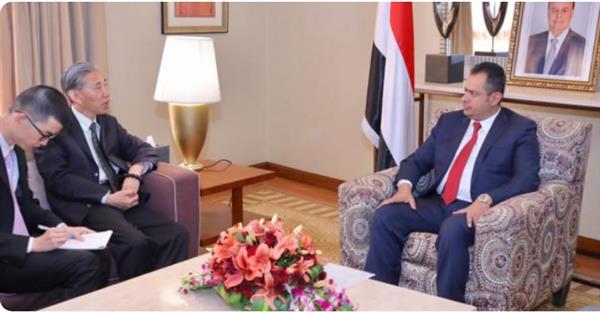 رئيس مجلس القيادة اليمني يتسلم رسالة من الرئيس الصيني تتعلق بتعزيز العلاقات الثنائية
