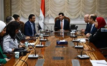 وزير الشباب يبحث مع مجموعة من الشركات استخدام تكنولوجيا الذكاء الاصطناعي بالمشروعات الرياضية