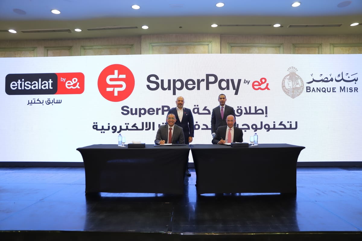 بنك مصر واتصالات من &e يطلقان SuperPay لتكنولوجيا المدفوعات الإلكترونية