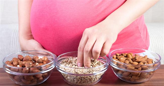 في اليوم العالمي للمكسرات.. تعرف على فوائدها للمرأة الحامل