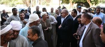 محافظ قنا يتفقد عددًا من المحال التجارية في أبوتشت