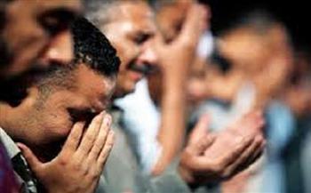 ما حكم إغماض العينين في الصلاة للخشوع؟