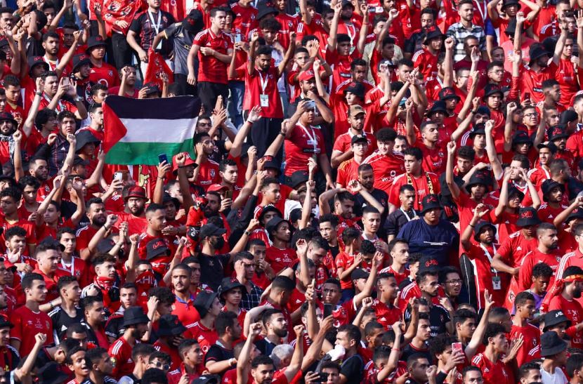 بالصور.. جماهير الأهلي ترفع علم فلسطين بالمدرجات