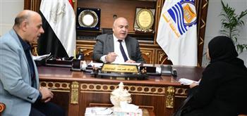 محافظ قنا يواصل استقبال المواطنين بمكتبه لبحث شكواهم