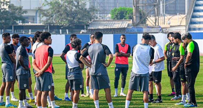 تدريبات خططية للاعبي الزمالك على هامش مران اليوم