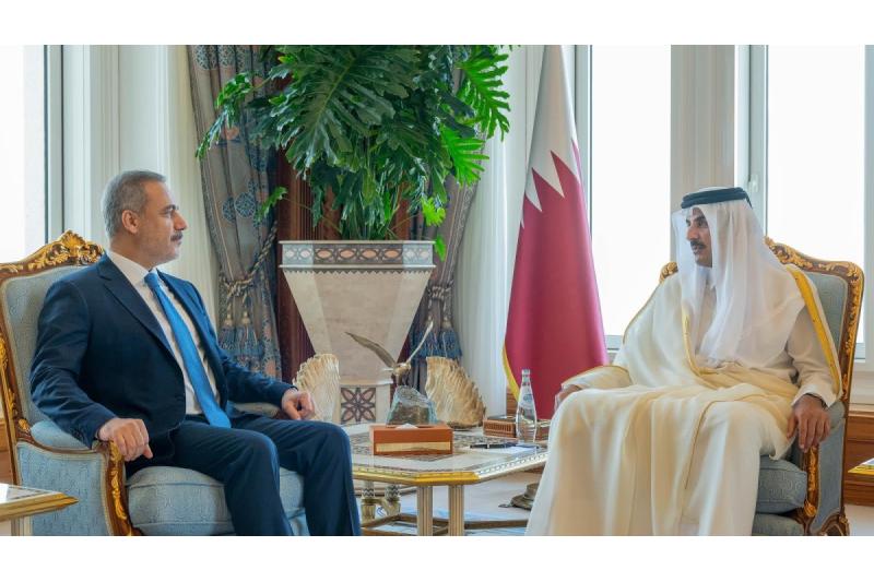 أمير قطر يؤكد ضرورة خفض التصعيد في غزة وفتح ممرات آمنة لتقديم المساعدات