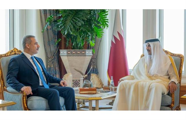 أمير قطر يؤكد ضرورة خفض التصعيد في غزة وفتح ممرات آمنة لتقديم المساعدات