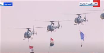   السيسي يشهد تشكيلا من الهليكوبتر يحمل علم مصر