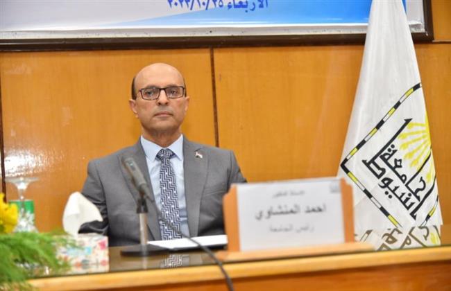 رئيس جامعة أسيوط يحتفي بالفائزين في "مسابقة أفضل ورقة سياسات" لمكافحة الفساد