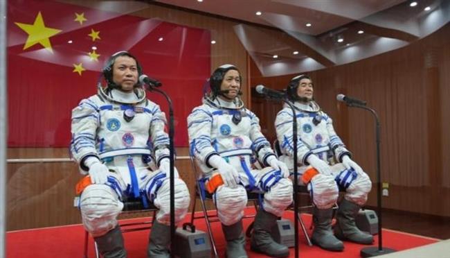 الصين ترسل ثلاثة رواد فضاء إلى محطتها الفضائية