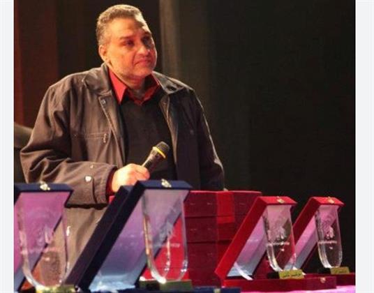 المخرج محمد عبدالستار ينتهي من بروفات مسرحية "بعيد عنك"